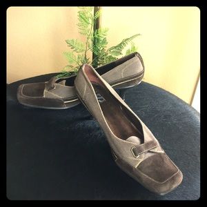 VIA SPIGA small heeled loafer style pump!